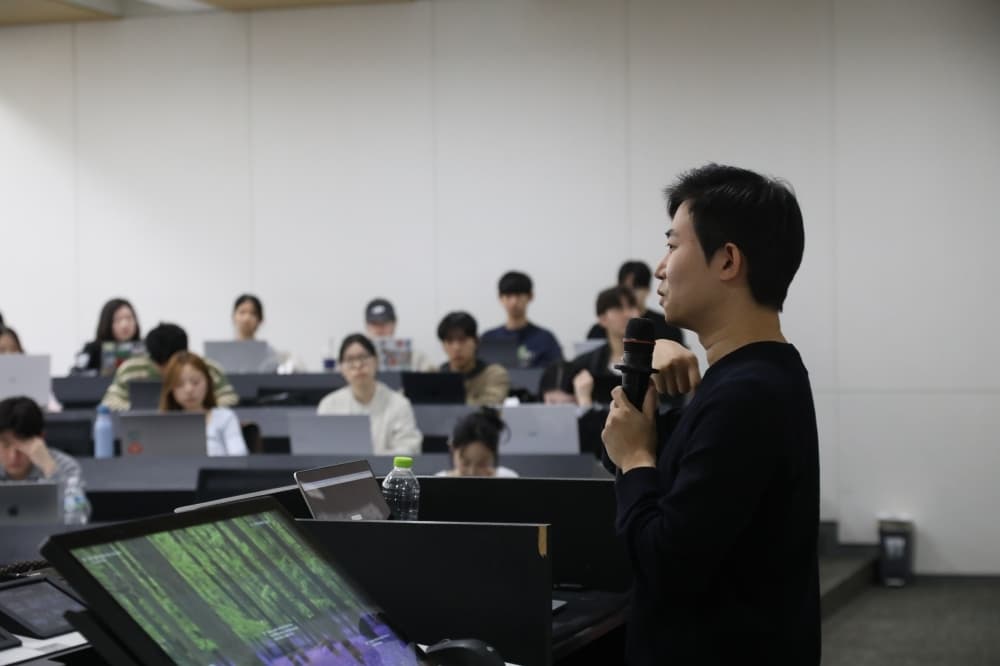 Answer CEO Joohyung Lee giving a GEO lecture at Korea University Business School's Entrepreneurship Academy