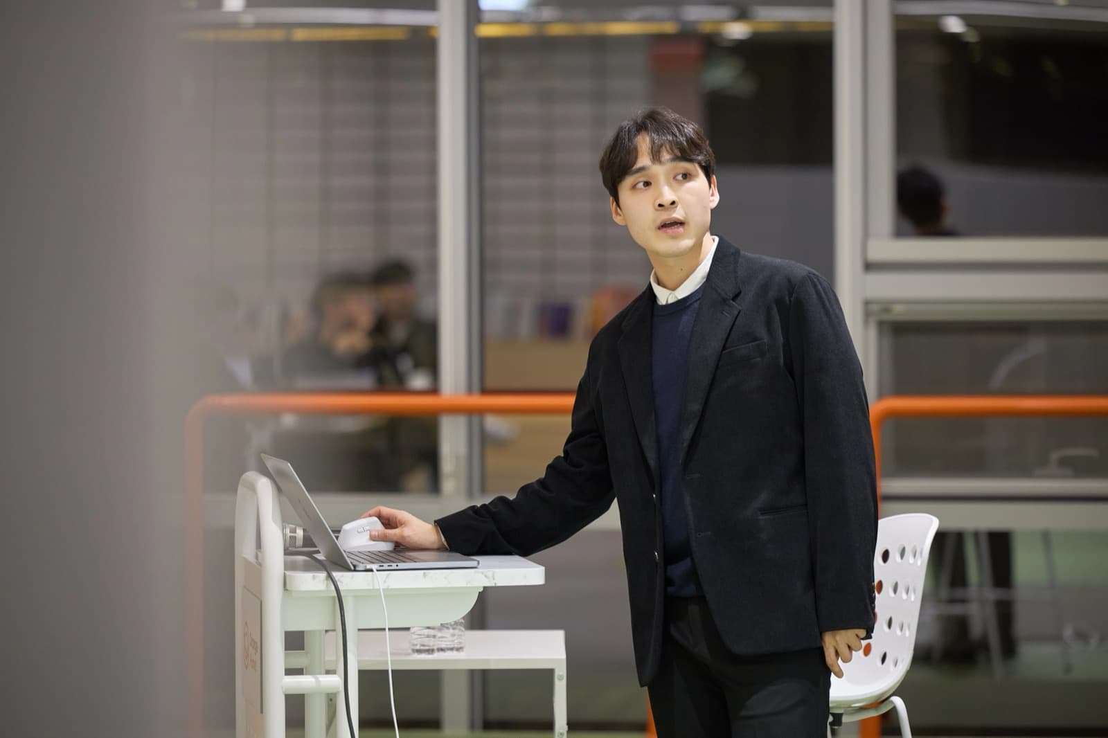 Answer Director Seokjong Oh presenting GEO strategy, featured in The Electronic Times interview